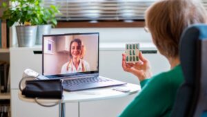 Exemple de Telemedicina on una senyora és atesa pel metge per l'ordinador | DKV Blanes